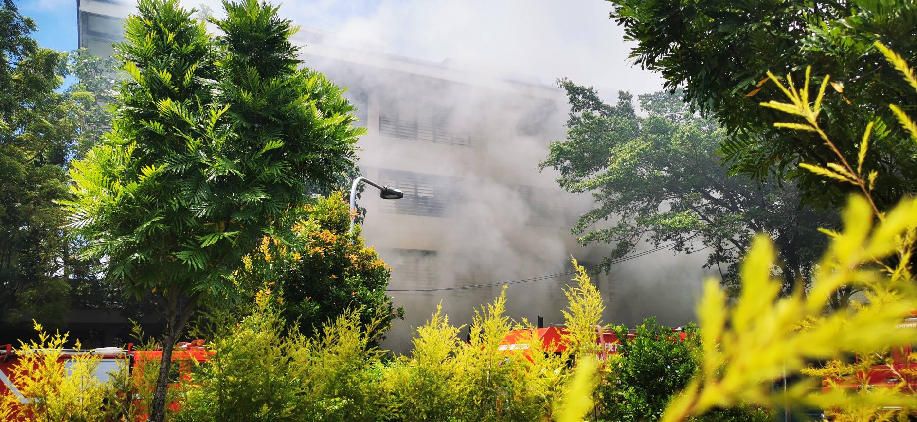 Building in flames with thick smoke coming out of the windows. 【Photo by Johnny Kwok】