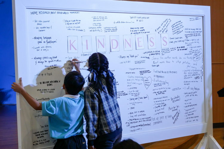 Tzu Chi scholars approach the white board to write the acts of kindness they can commit to. 【Photo by Marella Saldonido】