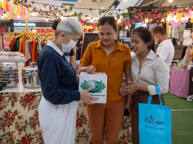 Tzu Chi’s programs are funded through the generosity of people from all walks of life. Robinsons North Tacloban shoppers help ensure the programs continue through donations big and small. 【Photo by Matt Serrano】