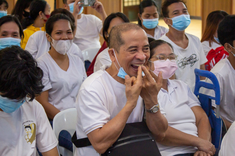 Audiences gamely try out the exercises taught to them by speaker Paolo Trinidad. 【Photo by Marella Saldonido】