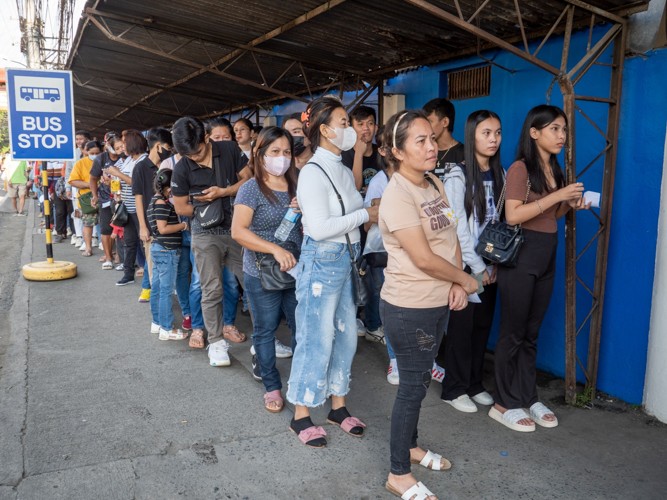 Beneficiaries line up outside Davao Chong Hua High School to avail of the free medical and dental services offered by Tzu Chi Foundation. 【Photo by Matt Serrano】