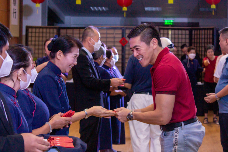 Chiang Kai Shek College President Judelio Yap (right) receives a special ampao from Tzu Chi Philippines Deputy CEO Woon Ng at January 28’s Year-End Blessing. 【Photo by Marella Saldonido】