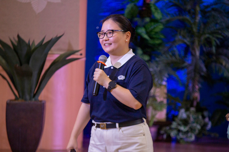 Back at the Jing Si Auditorium of Buddhist Tzu Chi Campus (BTCC) in Sta. Mesa, Manila, the camp unfolded with relevant talks from a variety of speakers. Tzu Chi volunteer Mayee Lim gave a review of Tzu Chi etiquette.