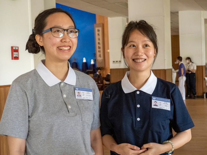 Sisters and interpreters Miaolin Li (left) and Betty Dizon had nothing but good things to say about first-time interpreter Ligaya Ng. “Auntie Ligaya got the essence of a speaker’s message. She also spoke slowly, and I learned from her to be calm when interpreting,” says Miaolin. “She sat next to me to remind me to focus and helped me whenever I missed a word,” adds Betty. 【Photo by Matt Serrano】 