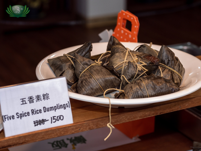 Flavorful five spice rice dumplings make a hearty meal. 【Photo by Daniel Lazar】