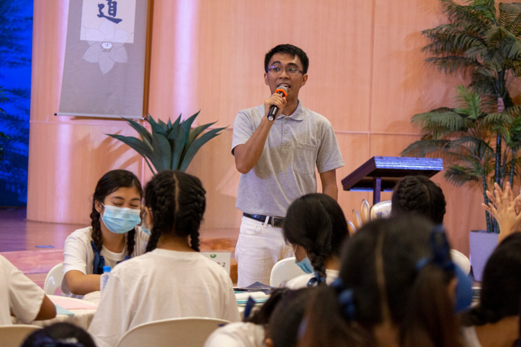 Former Tzu Chi scholar-turned-volunteer Albert Briongos gives a touching talk on filial piety. 【Photo by Matt Serrano】