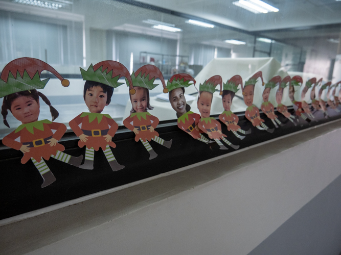 Pictures of Tzu Chi Great Love Preschool Philippines’ students and teachers as elves decorated the BTCC bakery. 【Photo by Jeaneal Dando】