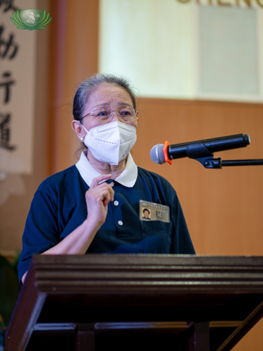 Volunteer Carmen Sy shares the story of Master Cheng Yen.【Photo by Daniel Lazar】
