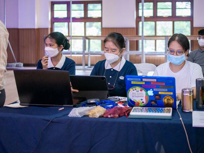 In her first job as interpreter for the Diligence Training Camp, Ligaya Ng (center) is flanked by Jinny Ong (left) and Marilyn Abella (right). 【Photo by Daniel Lazar】