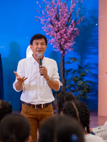 Dr. Ronaldo Motilla gave scholars tips on how to manage stress.【Photo by Daniel Lazar】