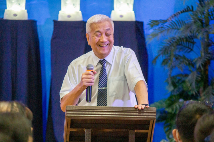 Tzu Chi Philippines CEO Henry Yuñez addresses the latest batch of volunteers in training. 【Photo by Matt Serrano】