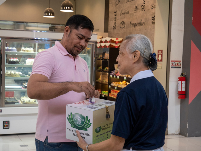 Tzu Chi’s programs are funded through the generosity of people from all walks of life. Robinsons North Tacloban shoppers help ensure the programs continue through donations big and small. 【Photo by Matt Serrano】