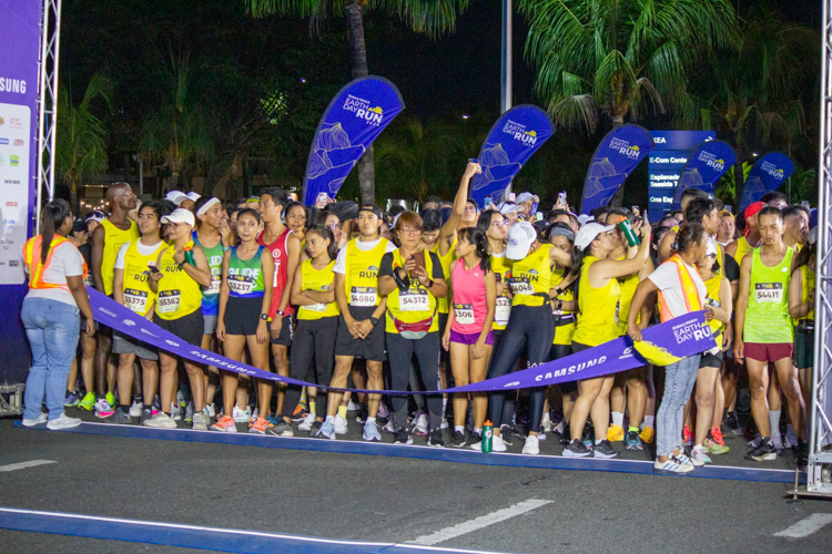 This year’s Galaxy Watch Earth Day Run saw 10,000 runners—including celebrities Donnie Pangilinan and Gardo Versoza and over 60 Tzu Chi volunteers—sign up for the 21K, 10K, and 5K categories. Organized by Runrio, the annual run was held at the SM Mall of Asia concert grounds on April 21. 【Photo by Matt Serrano】