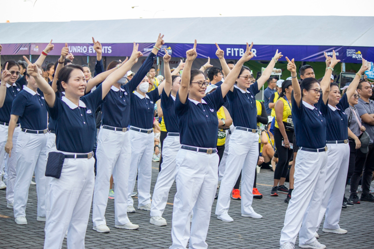 Before the awarding of the fastest runners, Tzu Chi volunteers went on stage to perform the Veggie Song, with volunteer Kinlon Fan hosting and singing and other volunteers signing the song. 【Photo by Matt Serrano】