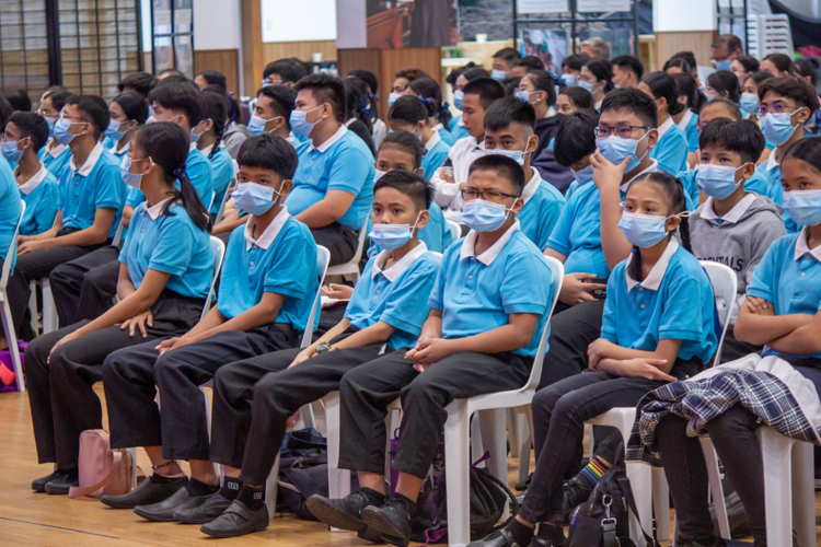In Manila, 341 Tzu Chi scholars and their parents ask questions and share their encounters with fire. 【Photo by Marella Saldonido】