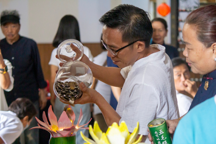 The Year End Blessing Ceremony concludes on an auspicious note with participants donating the contents of their coin banks to Tzu Chi’s various missions.