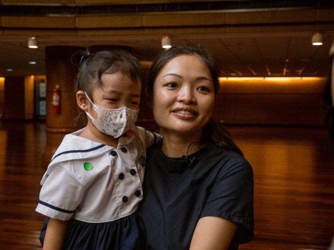 Since attending classes at Tzu Chi Great Love Preschool Philippines, Olivia (left) has been so excited to go to school, says her mom, Michelle Fang (right). 【Photo by Jeaneal Dando】