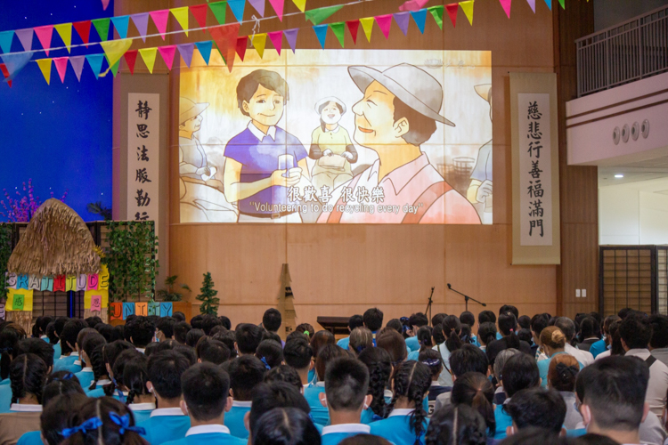 In Master’s Talk, volunteers screen “The Wisdom of an Elderly Volunteer.” 【Photo by Marella Saldonido】