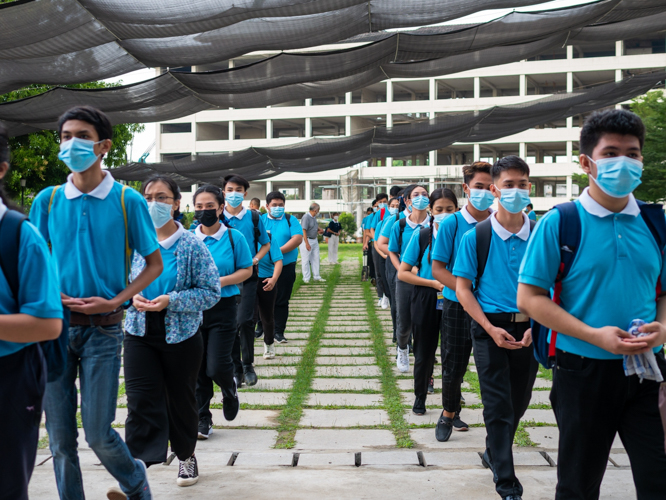 Scholars enter the Jing Si Hall in an orderly fashion. 【Photo by Daniel Lazar】