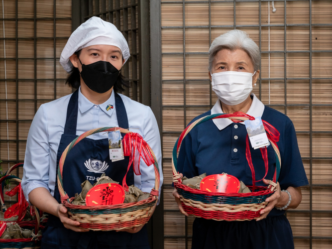 The Honorary Consul General of Ukraine to the Philippines (left) and Tzu Chi Philippines’ first CEO Linda Chua pose with the machang made for the Dagon Boat Festival on June 3.【Photo by Daniel Lazar】