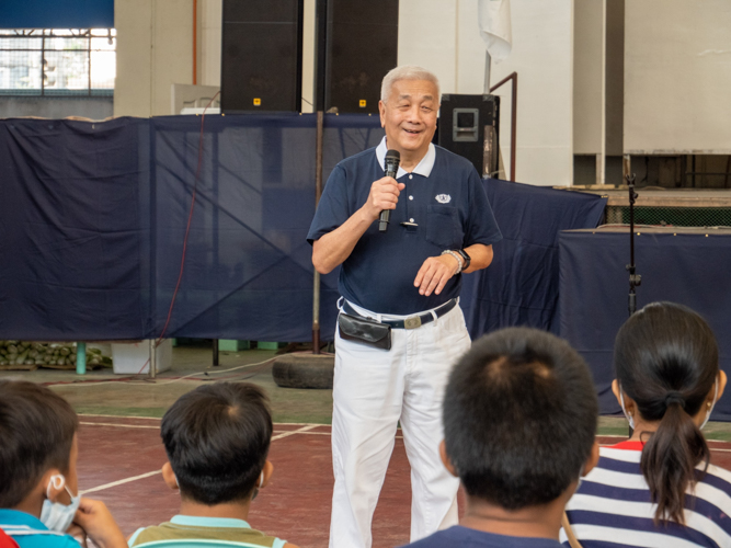Tzu Chi Philippines CEO Henry Yuñez addresses beneficiaries of the 246th medical mission. 【Photo by Matt Serrano】