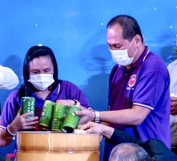 VIBES, Inc. officers Criselda Valderrama (left) and Lorenzo Jimeno transfer their collected pledges into a large container during Tzu Chi's New Year Blessing last February 5.