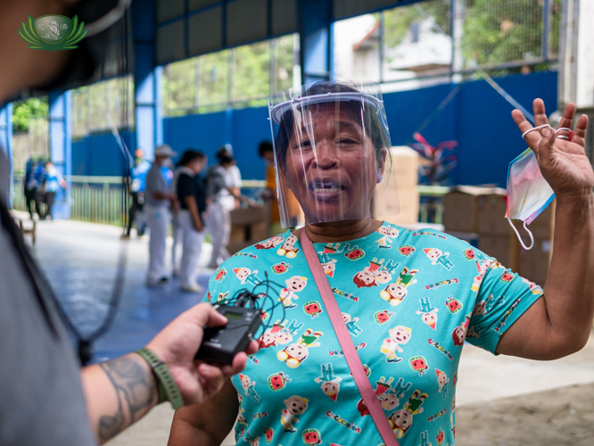 In the ongoing pandemic, scavenger Doris Moaña was able to open a small store with money that was intended for rice. She also shared a significant amount of her rice relief with a neighbor and her grown married child. “Whatever you receive, share it with others,” she says. 【Photo by Daniel Lazar】