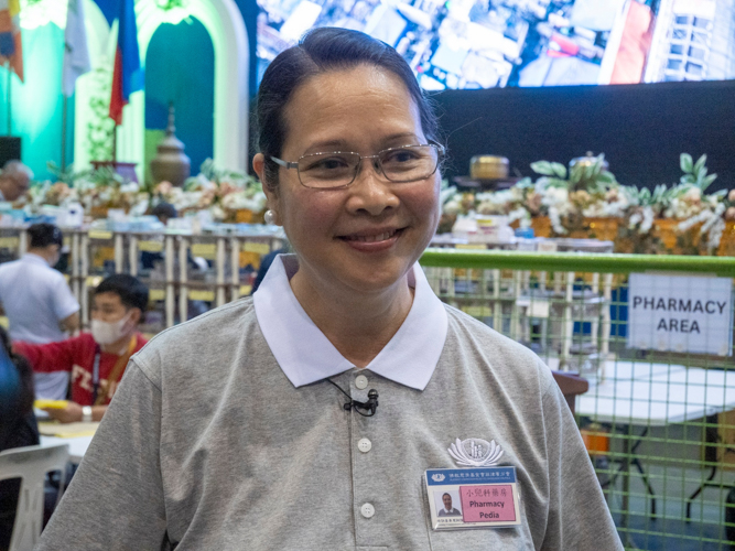 At Tzu Chi Foundation’s medical mission in Sultan Kudarat from April 4 to 6, Joy Gatdula volunteered to dispense free medicines to pediatric patients—even if she had no experience with pharmacy work. Her eagerness to help and learn new things helped her overcome (and even enjoy) the challenge. 【Photo by Matt Serrano】