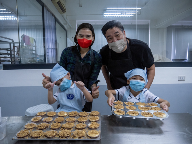 Families made the holiday bake sale a bonding activity.【Photo by Jeaneal Dando】