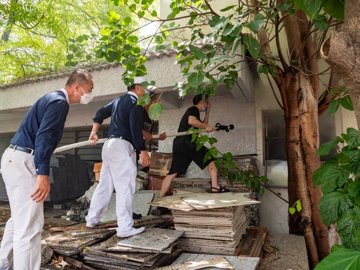 Tzu Chi volunteers helping firefighters extinguish the fire. 【Photo by Daniel Lazar】