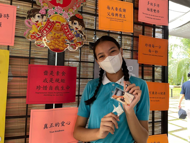 This Tzu Chi scholar is happy to receive a lucky token