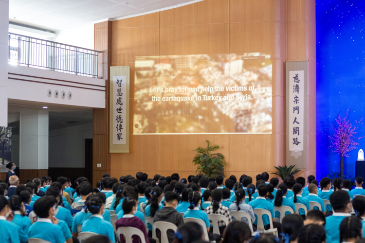 Scholars watch a video detailing the horrors and devastation of the quake in Turkey and Syria, and the call to help their victims. 【Photo by Marella Saldonido】