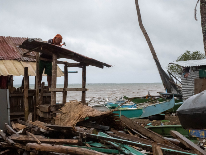 Amid the ruins of Odette, a man begins the lengthy process of rebuilding his home. 【Photo by Marella Saldonido】