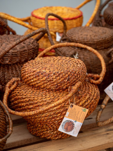 They look like they’re made of wicker or wood, but these baskets are made of recycled paper by Sagada’s women senior citizens. 【Photo by Daniel Lazar】