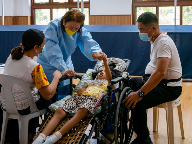 Dr. Rose Go (in blue) examines Angelica Desabelle as her parents Marcelina (left) and Jeoffrey Desabelle look on. Angelica, 9, was diagnosed with the rare pediatric ischemic stroke and general epilepsy. 【Photo by Daniel Lazar】