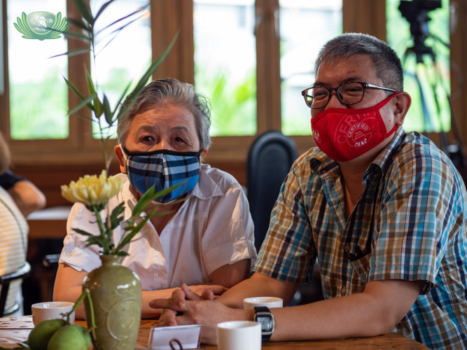 Volunteers Luz Yulo Co (left) and her son Eddie participated in many medical missions. 【Photo by Daniel Lazar】