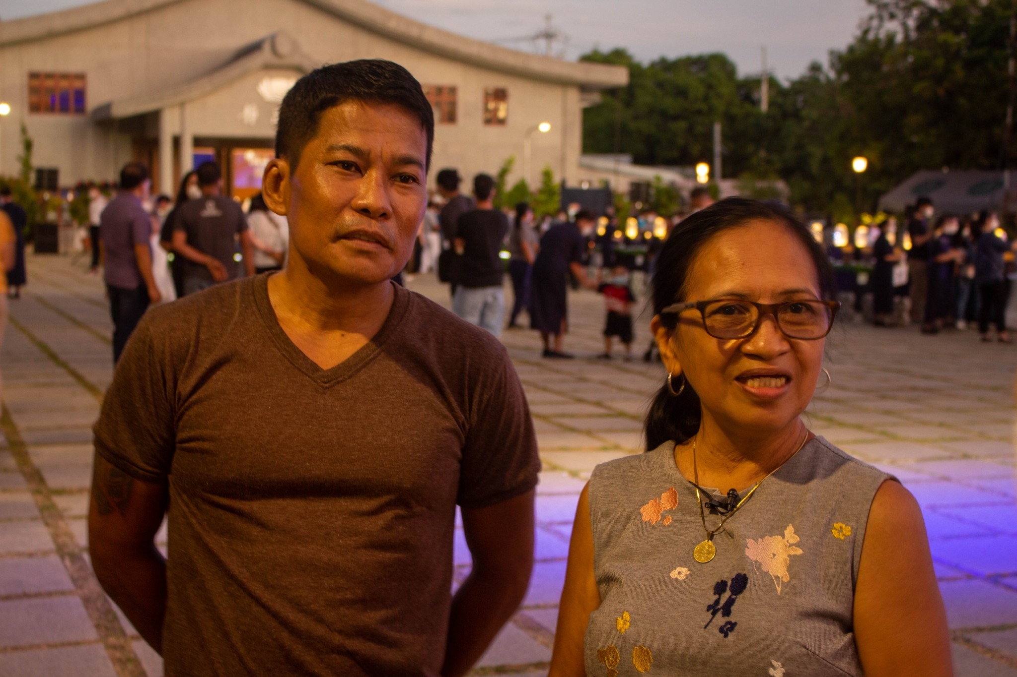 Bernie Bernardo (left) and Rosario Amacio witnessed their first Buddha Bathing Ceremony last May 8. The couple are professional upholsterers who did the denim seat covers of Tzu Chi Café’s chairs. 【Photo by Mavi Saldonido】