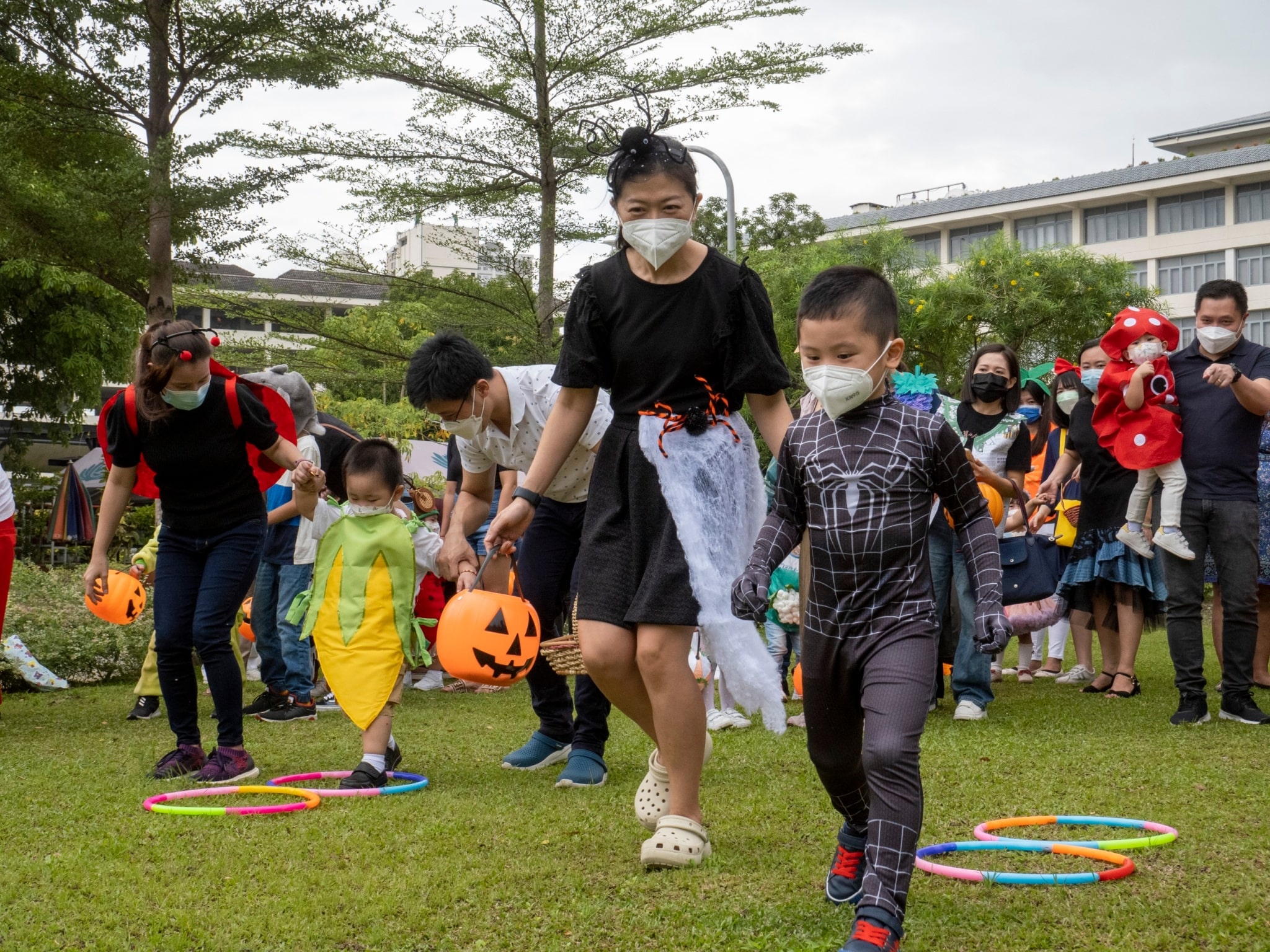 Aileen Cua guides her son during the obstacle course. “I had fun during the obstacle course, and my son really enjoyed getting the candies and toys, so we’re very happy today,” she says. 【Photo by Matt Serrano】