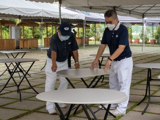 “Whether it’s fire relief, medical mission, educational assistance, or events like this, it all gives me the same thing—happiness. Happiness that is priceless,” says livelihood head volunteer Alvin Acero (right). 【Photo by Matt Serrano】