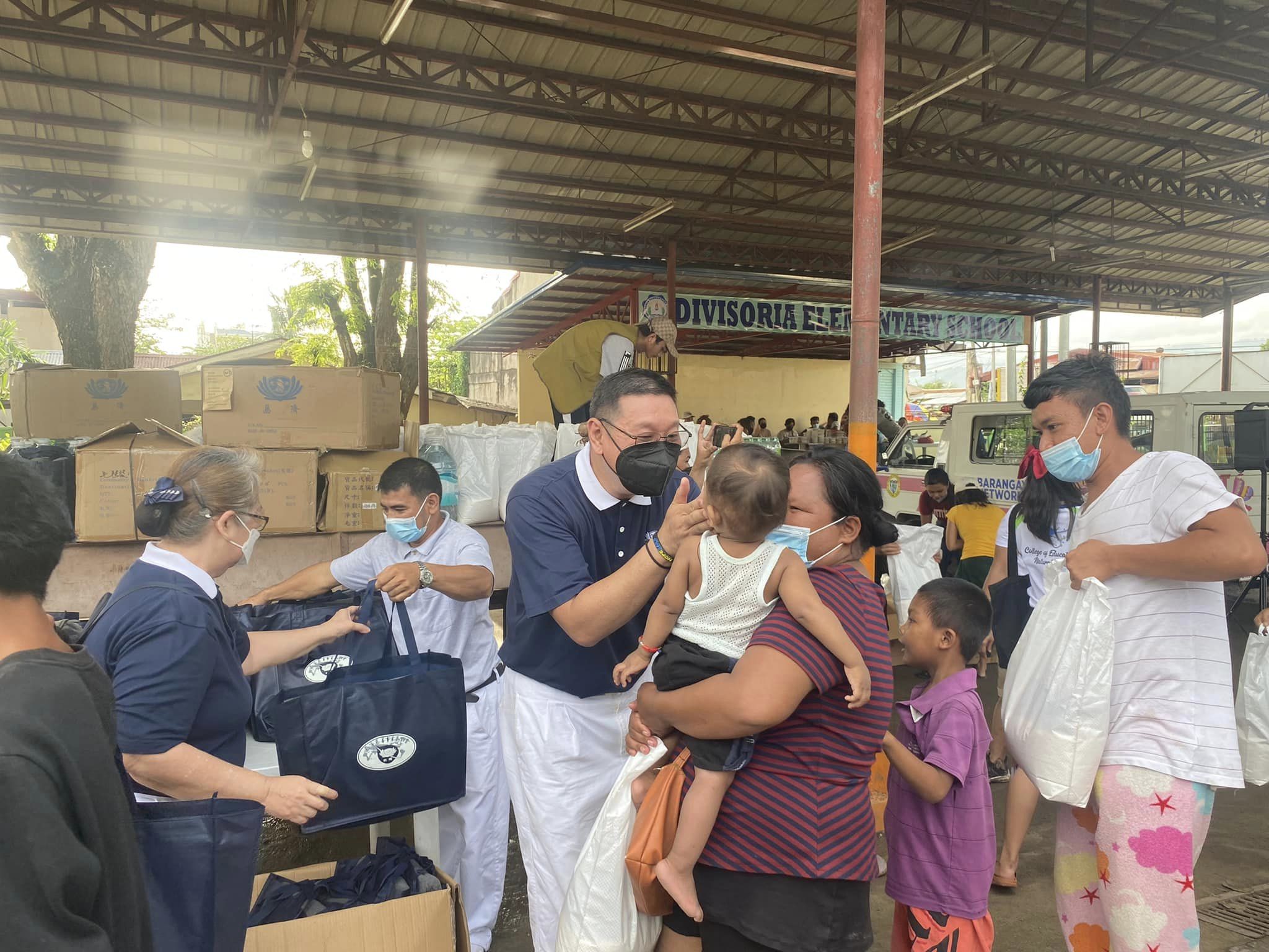 Dr. Anton Mari Lim, Tzu Chi Zamboanga liaison officer leads relief efforts in Divisoria Elementary School.