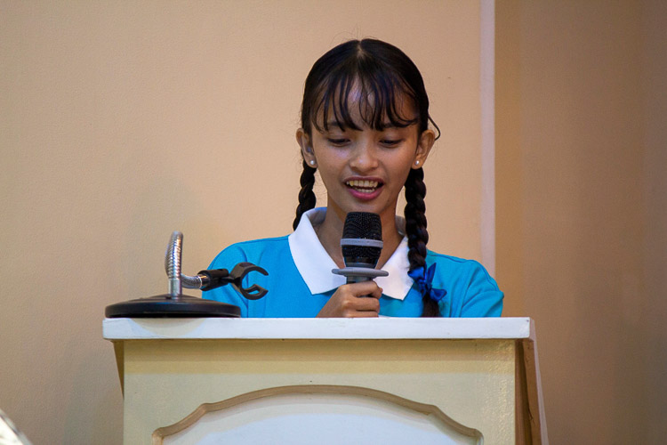 Arabella Nicole Monterola delivers a message on behalf of pioneer batch of Tzu Chi scholars from USeP. 【Photo by Matt Serrano】