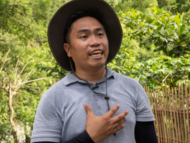 “I always make time to volunteer for Tzu Chi. Nothing compares to the joy when you see the people you help happy,” says Davao volunteer Ariel Garao. 【Photo by Matt Serrano】