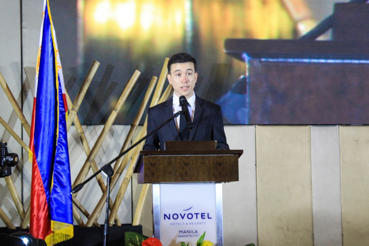Newly elected Quezon City 1st district representative Arjo Atayde graces the event and gives message to the Dragon Star Awards attendees. 【Photo by Kinlon Fan】