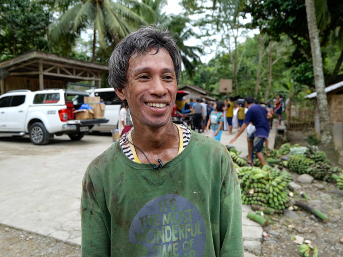 Armando can now provide an allowance to his young children for school. "Before, they would go to school with nothing. Now, I can give them 5 pesos, and they're ecstatic," he exclaims. "That makes me happy too." 【Photo by Harold Alzaga】