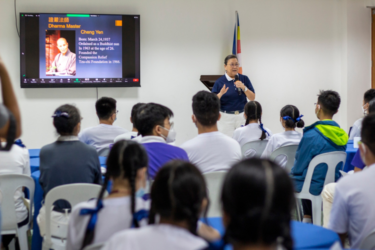 Senior volunteer Judy Lao discusses the history of Tzu Chi Philippines. 【Photo by Matt Serrano】