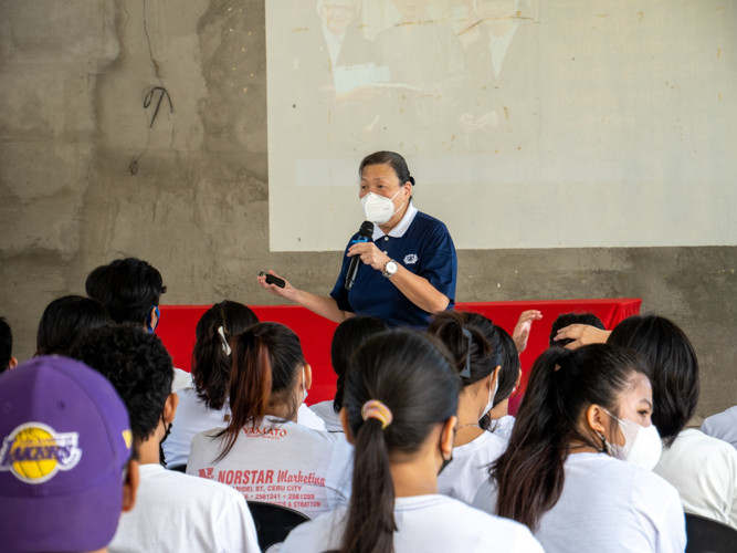 Senior volunteer Judy Lao talks about the history of Tzu Chi Philippines. 【Photo by Jeaneal Dando】