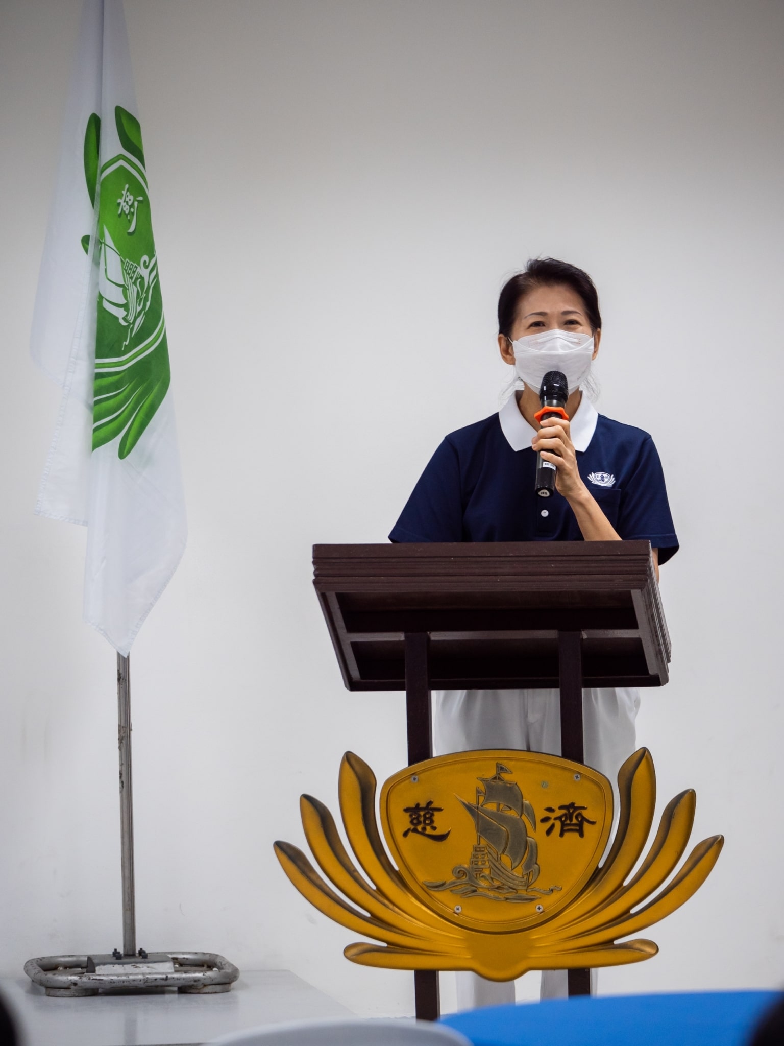 “We are thankful to see your seriousness to learn not only these technical skills, but also the precious values and teachings Master Cheng Yen has been sharing with you every day,” says Tzu Chi Philippines Deputy CEO Woon Ng. 【Photo by Daniel Lazar】