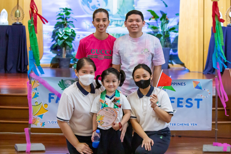 Jasmin Malia Gotia beams with pride as she receives her award with her family and teachers. 【Photo by Marella Saldonido】