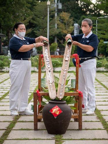 Pledges collected by volunteers are poured onto bamboo slides then fall into a clay jar. The pledges are used to fund Tzu Chi’s many relief operations. 【Photo by Daniel Lazar】