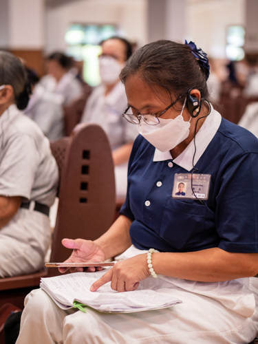 Participants wore a device that transmitted English and Tagalog interpretations of lectures delivered in Mandarin. 【Photo by Daniel Lazar】